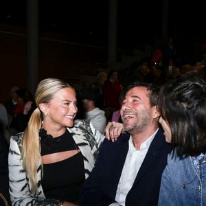 L'ancienne chroniqueuse de "TPMP" a déjeuné avec Bernard Montiel. 

Exclusif - Kelly Vedovelli, Bernard Montiel, Géraldine Maillet et Jean-Michel Maire - Les célèbres personnalités de la télé se sont retrouvées avec bonheur, dans le Sud, à Vallauris Golf-Juan © Jack Tribeca/Bestimage