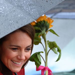 Catherine (Kate) Middleton, princesse de Galles, éclate de rire à la sortie du marché de Pontypridd, accompagnée du prince William, prince de Galles, le 26 février 2025. 
GOFF INF / BESTIMAGE