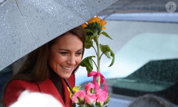 Catherine (Kate) Middleton, princesse de Galles, éclate de rire à la sortie du marché de Pontypridd, accompagnée du prince William, prince de Galles, le 26 février 2025. 
GOFF INF / BESTIMAGE