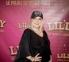 En réaction, elle rappelle que le jeu avec les apparences et les codes vestimentaires fait partie de l'histoire du spectacle. 

Marlene Schaff - Générale de Presse du Spectacle Musical "Lilly et le Palais du Music-Hall" dont le role principal de Lilly est repris par Lou Deleuze au théâtre de la Tour Eiffel à Paris le 30 septembre 2026. © Cédric Perrin/Bestimage