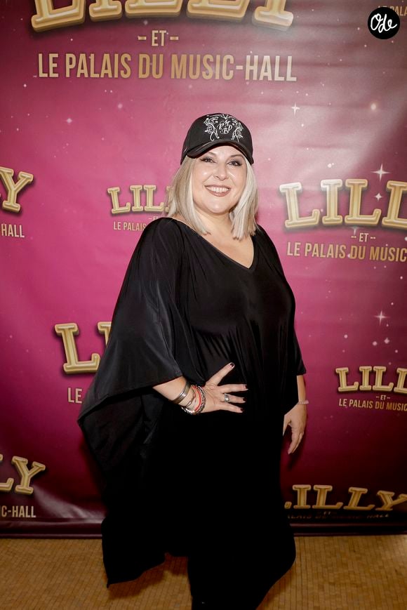 En réaction, elle rappelle que le jeu avec les apparences et les codes vestimentaires fait partie de l'histoire du spectacle. 

Marlene Schaff - Générale de Presse du Spectacle Musical "Lilly et le Palais du Music-Hall" dont le role principal de Lilly est repris par Lou Deleuze au théâtre de la Tour Eiffel à Paris le 30 septembre 2026. © Cédric Perrin/Bestimage