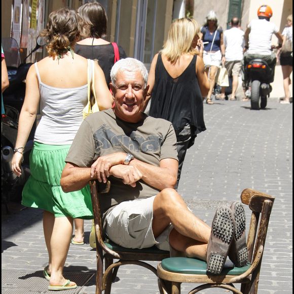 Selon nos informations, la Villa Caye Blanche n'est plus la sienne, il a été vendue en 2021. Un agent immobilier qui connaît bien les lieux nous a expliqués que lors de cette vente,

Stéphane Collaro à Saint-Tropez en 2007.
AGENCE / BESTIMAGE