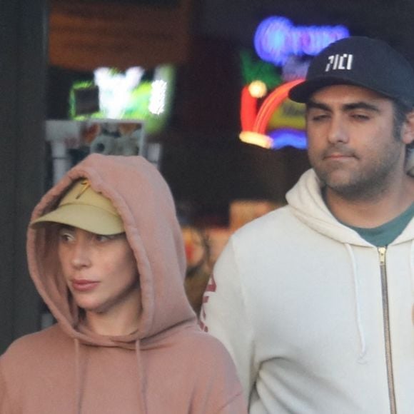 Exclusif - Lady Gaga et son compagnon Michael Polansky font du shopping à Malibu le 21 mai 2022.