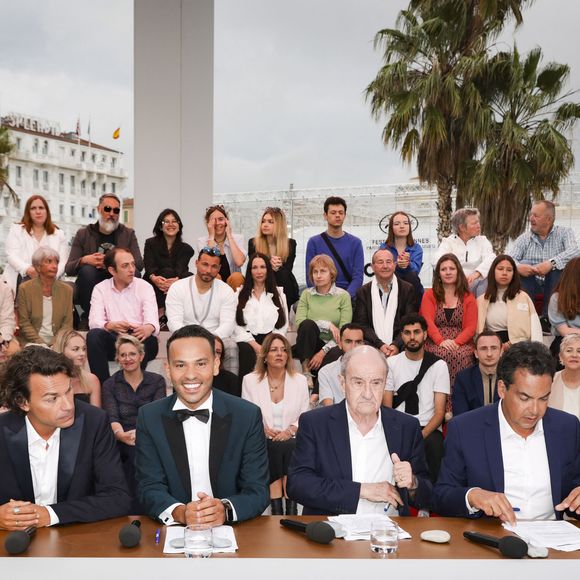 Exclusif - Bertrand Chameroy, Mohamed Boufhafsi, Pierre Lescure, Patrick Cohen sur le plateau de l'émission "C à vous" lors du 77ème Festival International du Film de Cannes le 20 mai 2024.