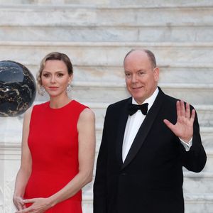Le prince Albert II de Monaco, La princesse Charlène de Monaco arrivant au dîner d'état en l'honneur de la visite du couple présidentiel français au palais princier à Monaco le 7 juin 2025. © Dominique Jacovides / Bestimage