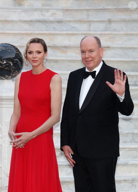 Le prince Albert II de Monaco, La princesse Charlène de Monaco arrivant au dîner d'état en l'honneur de la visite du couple présidentiel français au palais princier à Monaco le 7 juin 2025. © Dominique Jacovides / Bestimage