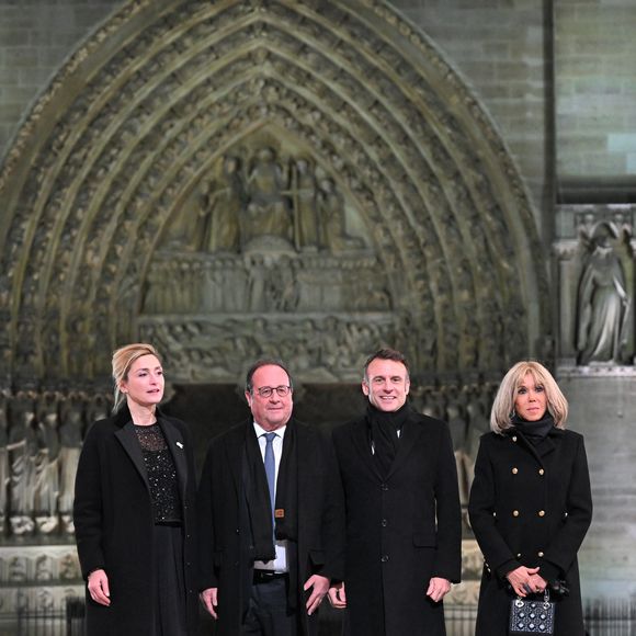 Emmanuel Macron, Brigitte Macron posant avec François Hollande et Julie Gayet pour la réouverture de Notre-Dame le 7 décembre 2024 © Eliot Blondet/Pool/Bestimage