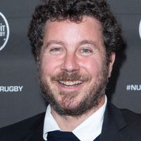 Romain Colucci, le fils de Coluche que l'on connaît le moins, est son sosie : il ne lui ressemble pas que physiquement !