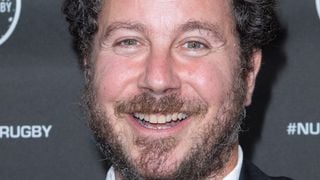 Romain Colucci, le fils de Coluche que l'on connaît le moins, est son sosie : il ne lui ressemble pas que physiquement !