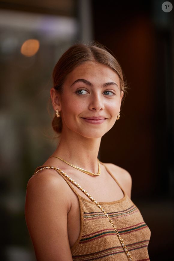 Cet été, elle a donc décidé de passer du temps avec une personne importante à ses yeux.

Stella Belmondo au village lors des Internationaux de France de tennis de Roland Garros 2023, à Paris, le 9 juin 2023. 

Photo : Jacovides-Moreau / Bestimage