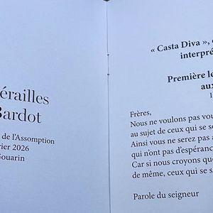 Livrets de funérailles des obsèques de Brigitte Bardot en l'église Paroissiale Notre-Dame-de-l'Assomption de Saint-Tropez, France, le 7 janvier 2026. Brigitte Bardot, figure emblématique du cinéma français et icône internationale, est décédée le 28 décembre 2025 à l'âge de 91 ans dans sa mythique propriété de La Madrague, à Saint-Tropez (France). Révélée au monde entier par son rôle dans "Et Dieu... créa la femme", elle avait contribué à faire de Saint-Tropez un lieu mondialement connu. L'actrice sera inhumée le 7 janvier 2026 au cimetière marin de Saint-Tropez, aux côtés de son père Louis Bardot (1896-1975) et de sa mère Anne-Marie Mucel (1912-1978). Une cérémonie religieuse se tiendra auparavant dans l'église de Saint-Tropez, où proches, personnalités et anonymes pourront lui rendre un dernier hommage. © Bestimage