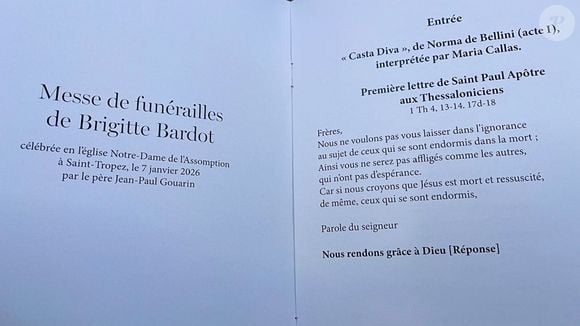 Livrets de funérailles des obsèques de Brigitte Bardot en l'église Paroissiale Notre-Dame-de-l'Assomption de Saint-Tropez, France, le 7 janvier 2026. Brigitte Bardot, figure emblématique du cinéma français et icône internationale, est décédée le 28 décembre 2025 à l'âge de 91 ans dans sa mythique propriété de La Madrague, à Saint-Tropez (France). Révélée au monde entier par son rôle dans "Et Dieu... créa la femme", elle avait contribué à faire de Saint-Tropez un lieu mondialement connu. L'actrice sera inhumée le 7 janvier 2026 au cimetière marin de Saint-Tropez, aux côtés de son père Louis Bardot (1896-1975) et de sa mère Anne-Marie Mucel (1912-1978). Une cérémonie religieuse se tiendra auparavant dans l'église de Saint-Tropez, où proches, personnalités et anonymes pourront lui rendre un dernier hommage. © Bestimage
