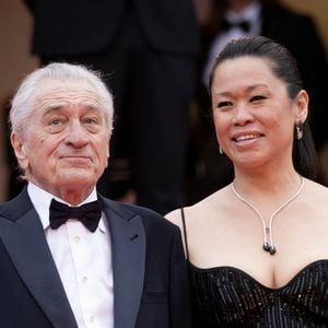 Robert de Niro et sa compagne Tiffany Chen - Montée des marches du film " Partir un jour " pour la cérémonie d'ouverture du 78ème Festival International du Film de Cannes, au Palais des Festivals à Cannes. Le 13 mai 2025
© Jacovides-Moreau / Bestimage