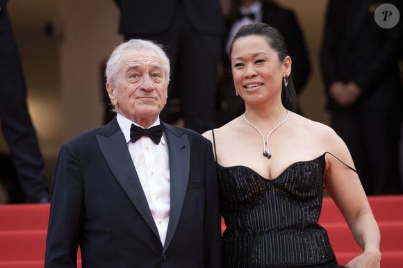 Robert de Niro et sa compagne Tiffany Chen - Montée des marches du film " Partir un jour " pour la cérémonie d'ouverture du 78ème Festival International du Film de Cannes, au Palais des Festivals à Cannes. Le 13 mai 2025
© Jacovides-Moreau / Bestimage