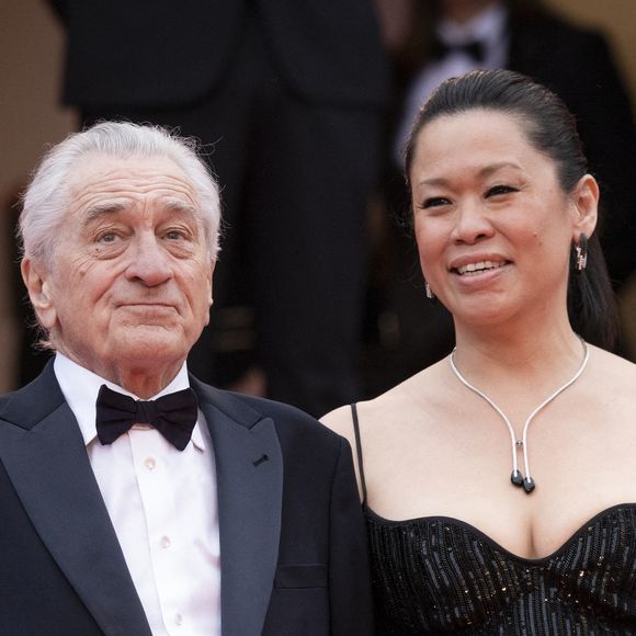 Robert de Niro et sa compagne Tiffany Chen - Montée des marches du film " Partir un jour " pour la cérémonie d'ouverture du 78ème Festival International du Film de Cannes, au Palais des Festivals à Cannes. Le 13 mai 2025
© Jacovides-Moreau / Bestimage
