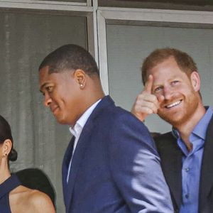 Le prince Harry, duc de Sussex, et Meghan, duchesse de Sussex, visitent une école à charte locale, le Colegio Cultura Popular, le 15 août 2024 à Bogota, en Colombie.