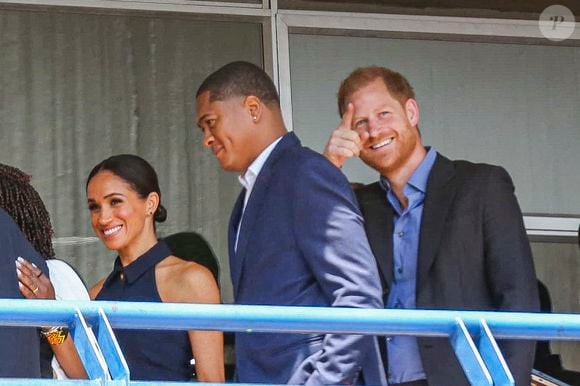 Le prince Harry, duc de Sussex, et Meghan, duchesse de Sussex, visitent une école à charte locale, le Colegio Cultura Popular, le 15 août 2024 à Bogota, en Colombie.