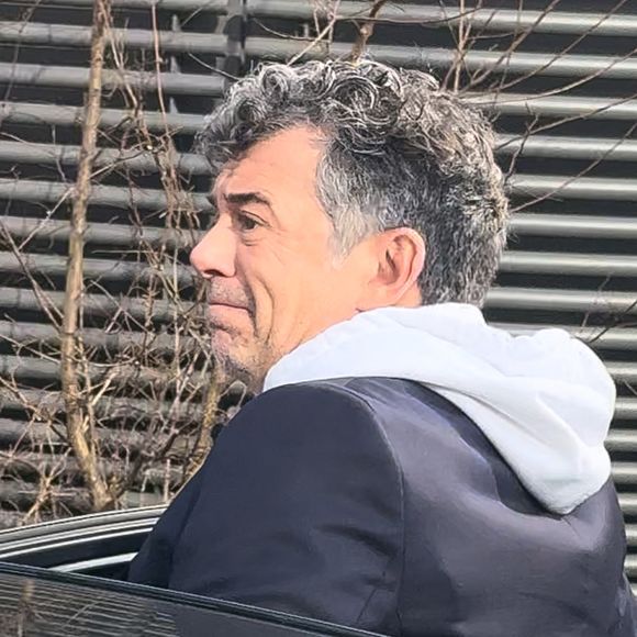 Il a été condamné pour l'une des affaires
Stéphane Plaza en larmes à la sortie de son procès après avoir été reconnu coupable de "violences habituelles par concubin" et condamné à 12 mois de prison avec sursis, à Paris, France, le 18 février 2025. L'agent immobilier de 54 ans est jugé pour "violences physiques et/ou psychologiques habituelles par concubin" entre 2018 et 2022 sur une ancienne compagne, Amandine, ainsi que pour "violences psychologiques habituelles par concubin" sur Paola, entre 2021 et 2022. © Florian Savina/Bestimage