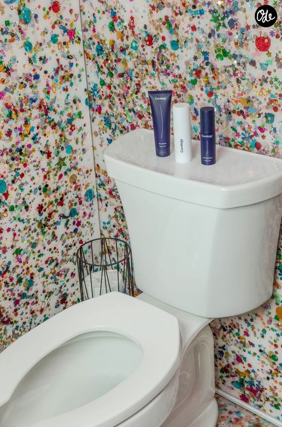 Cette astuce complète le nettoyage, mais ne remplace pas la réparation d'une éventuelle fuite.

Pourquoi est-ce important de mettre du bicarbonate de soude autour des toilettes ?