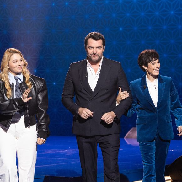 Marie Claude Pietragalla, Arnaud Ducret, Santa lors de l'enregistrement de l'émission "La Boîte à secrets", présentée par Faustine Bollaert.

© Cyril Moreau/Bestimage