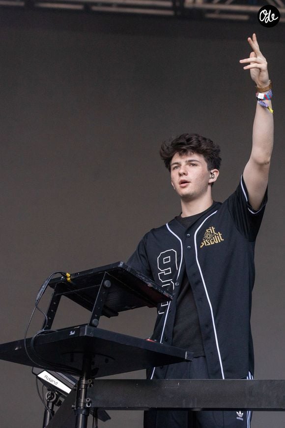 Après avoir échangé avec son entourage, l'évidence s'est alors imposée pour le jeune homme de 26 ans. "Les longues tournées ne sont pas quelque chose que je peux assumer pour le moment". 

Petit Biscuit, Mehdi Benjelloun - Festival Lollapalooza Music au Grant Park à Chicago, Illinois, Etats-Unis, le 2 août 2018.