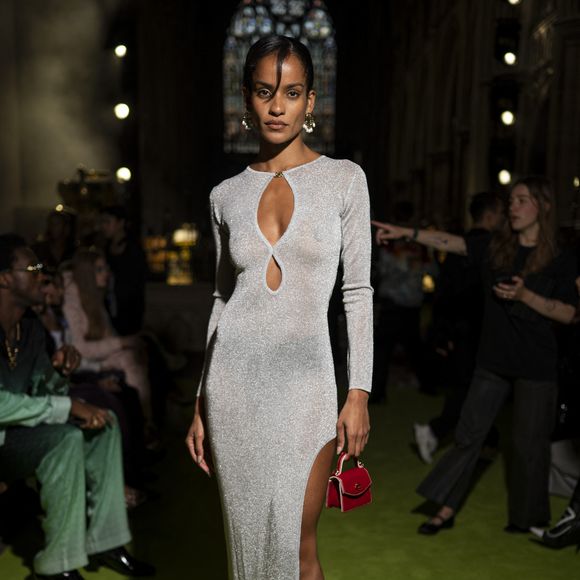Narah Baptista au Front Row au défilé Casablanca Collection Femme Prêt-à-Porter Printemps/Eté 2026 lors de la Fashion Week de Paris (PFW), au 23 avenue georges V, à Paris, France, le 1er octobre 2025. © Pierre Perusseau/Bestimage