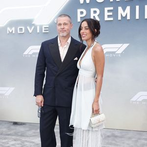 Brad Pitt et Ines de Ramon arrivent sur le tapis rouge de la première mondiale de "F1" d'Apple Original Films & Warner Bros. Pictures à Times Square le lundi 16 juin 2025 à New York City. Photo by John Angelillo/UPI/ABACAPRESS.COM