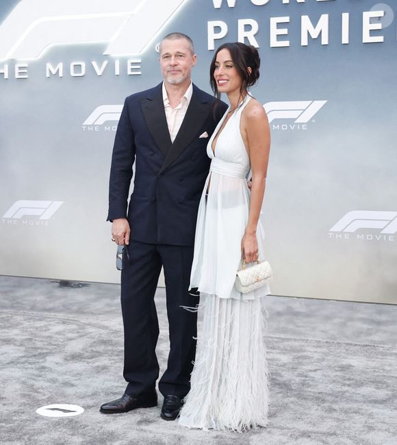 Brad Pitt et Ines de Ramon arrivent sur le tapis rouge de la première mondiale de "F1" d'Apple Original Films & Warner Bros. Pictures à Times Square le lundi 16 juin 2025 à New York City. Photo by John Angelillo/UPI/ABACAPRESS.COM