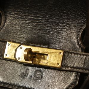 Après une première vente caritative en 1994 et plusieurs passages en collections privées, le sac sera exposé à New York puis à Paris avant sa mise aux enchères.

Le Birkin original fabriqué pour Jane Birkin est exposé dans le cadre de l'exposition Fashion Icons including The Original Birkin chez Sotheby's le vendredi 6 juin 2025 à New York. Photo by John Angelillo/UPI/ABACAPRESS.COM