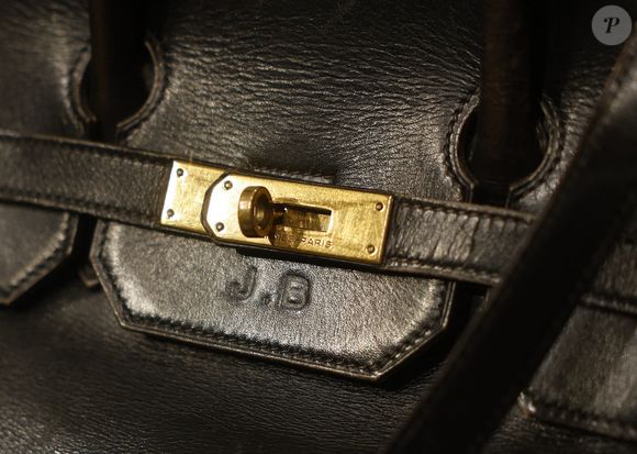 Après une première vente caritative en 1994 et plusieurs passages en collections privées, le sac sera exposé à New York puis à Paris avant sa mise aux enchères.

Le Birkin original fabriqué pour Jane Birkin est exposé dans le cadre de l'exposition Fashion Icons including The Original Birkin chez Sotheby's le vendredi 6 juin 2025 à New York. Photo by John Angelillo/UPI/ABACAPRESS.COM