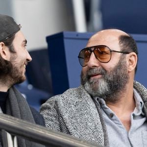 Une séquence au cours de laquelle il s’est confié sur ses envies professionnelles et sur l’influence de son célèbre papa.

Kad Merad et son fils Kalil - People dans les tribunes du match de Ligue 1 Uber Eats "PSG-Rennes" (1-1) au Parc des Princes à Paris le 25 février 2023. © Cyril Moreau/Bestimage