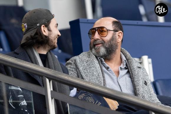 Une séquence au cours de laquelle il s’est confié sur ses envies professionnelles et sur l’influence de son célèbre papa.

Kad Merad et son fils Kalil - People dans les tribunes du match de Ligue 1 Uber Eats "PSG-Rennes" (1-1) au Parc des Princes à Paris le 25 février 2023. © Cyril Moreau/Bestimage