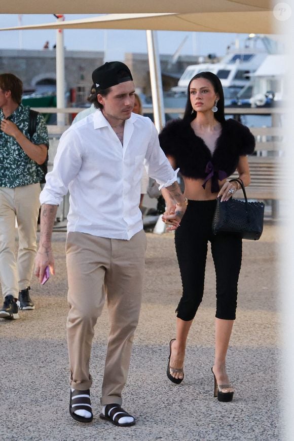 Brooklyn Beckham et Nicola Peltz lors de leur sortie à Saint-Tropez, vêtues d'élégantes tenues d'été. Nicola a attiré l'attention avec une mystérieuse bague à la main, suscitant des spéculations parmi les fans. Saint-Tropez, France, le 18 juillet 2025. Photo par Aissaoui Nacer/Splash News/ABACAPRESS.COM
