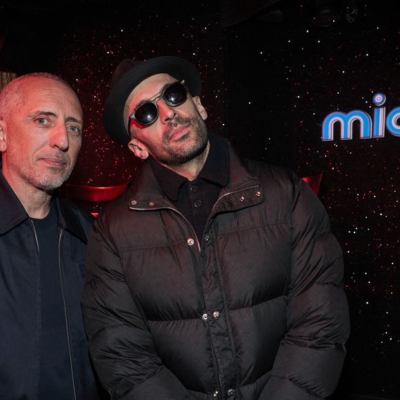 L'artiste JR était aussi présent 
Exclusif - Gad Elmaleh, l'artiste JR - Inauguration du Michou Comedy Club avec Gad Elmaleh à Paris le 17 mars 2025. 
© Cyril Moreau/Bestimage