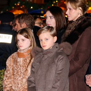 Le prince Albert II de Monaco, la princesse Charlene, leurs enfants, la princesse Gabriella et le prince héréditaire Jacques ont inauguré le marché de Noël sur le port Hercule à Monaco, le 5 décembre 2025. © Claudia Albuquerque/Bestimage