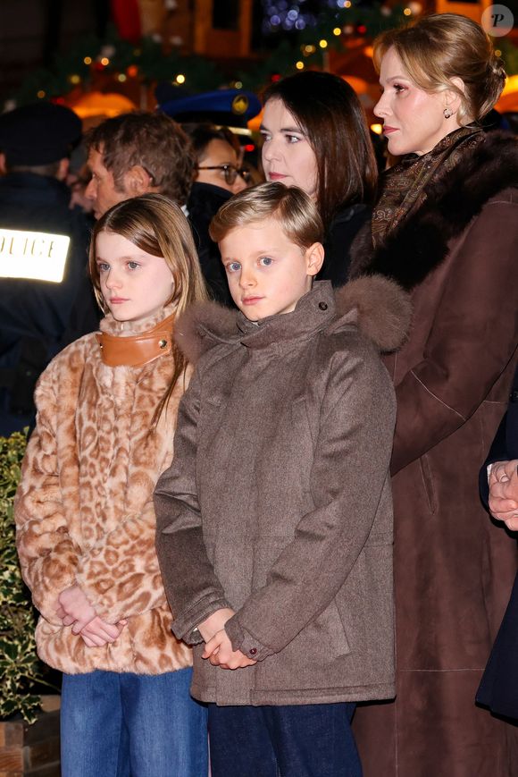 Le prince Albert II de Monaco, la princesse Charlene, leurs enfants, la princesse Gabriella et le prince héréditaire Jacques ont inauguré le marché de Noël sur le port Hercule à Monaco, le 5 décembre 2025. © Claudia Albuquerque/Bestimage