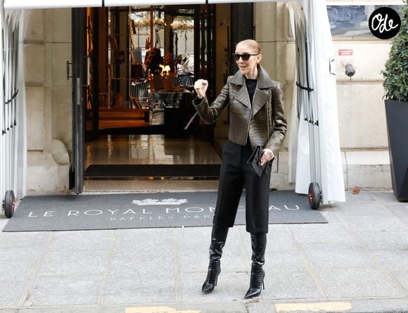 Céline Dion - Céline Dion acclamée par ses fans à la sortie du palace Royal Monceau à Paris. Céline Dion fait son grand retour sur scène à Paris avec une série de concerts exceptionnels à la Paris La Défense Arena du 12 septembre au 17 octobre 2026. Seize dates exclusives en septembre et octobre 2026, ainsi que dix dates en mai 2027, pour un spectacle qui s'annonce d'ores et déjà historique. Paris le31/08/2026.
© Marc Ausset Lacroix / Bestimage