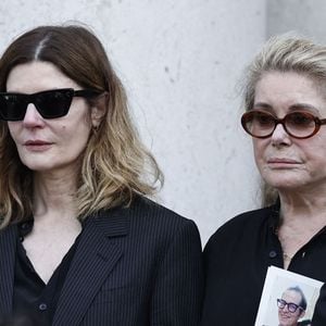 Chiara Mastroianni et sa mère Catherine Deneuve aux obsèques de M.Satrapi au Crématorium du Père-Lachaise à Paris, le 19 juin 2026. 
© Cyril Moreau / Bestimage