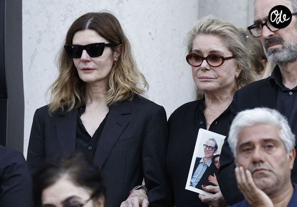 Chiara Mastroianni et sa mère Catherine Deneuve aux obsèques de M.Satrapi au Crématorium du Père-Lachaise à Paris, le 19 juin 2026. 
© Cyril Moreau / Bestimage