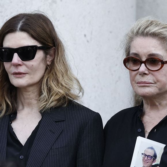 Chiara Mastroianni et sa mère Catherine Deneuve aux obsèques de M.Satrapi au Crématorium du Père-Lachaise à Paris, le 19 juin 2026. 
© Cyril Moreau / Bestimage