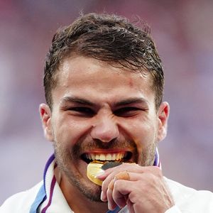 Le Français Antoine Dupont célèbre sa victoire après le match pour la médaille d'or du rugby à 7 contre les Fidji au Stade de France lors de la première journée des Jeux Olympiques de Paris 2024 en France. Date de la photo : samedi 27 juillet 2024. © PA Photos