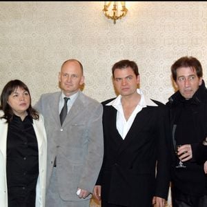 Clovis entouré de sa mère, Myriam Boyer, son père Roger Cornillac, sa sœur Elisa et son frère Arny Berry – Clovis Cornillac a reçu les insignes de chevalier de l'ordre des Arts et des Lettres des mains de Christophe Girard, à l’issue de la représentation "Je viens d’un pays de neige" avec sa mère Myriam Boyer, au Théâtre Déjazet
Photographe :
Bahi / Bestimage