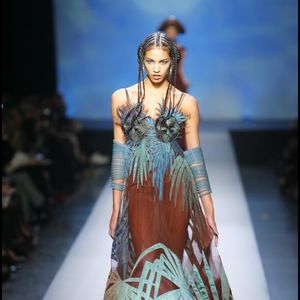 Désormais en convalescence, elle souhaite partager la suite de son parcours et les conseils donnés par ses médecins.

Chloé Mortaud - Défilé de mode de Jean-Paul Gaultier couture - Printemps-été 2010
Copyright : Rindfoff-Borde / bestimage