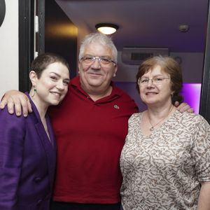 "L’argent sera reversé à la recherche contre le cancer qui a emporté la comédienne” 

Exclusif - Emilie Dequenne et ses parents - Backstage - Soirée de gala "Tous les talents chantent contre le cancer" pour l'association "Tout le monde contre le cancer" à l'Olympia à Paris. Le 20 juin 2024
© Jack Tribeca / Bestimage