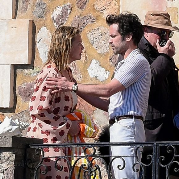 Romain Duris et Virginie Efira sur le tournage du film "En attendant Bojangles" au Château de la Napoule à Mandelieu-la-Napoule le 26 février 2020. ©Bestimage