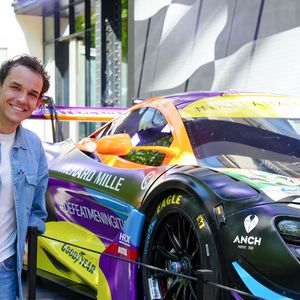 Théo Curin lors du dévoilement de la voiture "McLaren Racing x Sanofi pour la course pour vaincre la méningite" des 24h du Mans, à Paris, France, le 29 avril 2025. © Anne-Sophie Guebey/Bestimage