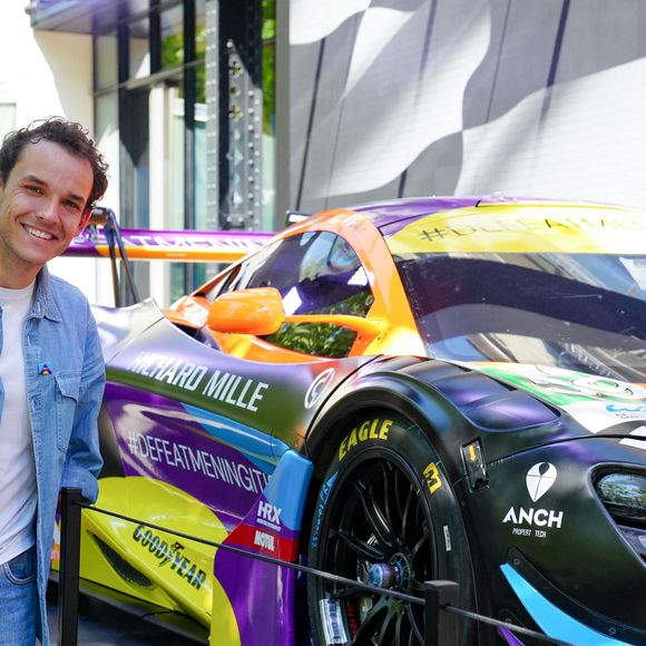 Théo Curin lors du dévoilement de la voiture "McLaren Racing x Sanofi pour la course pour vaincre la méningite" des 24h du Mans, à Paris, France, le 29 avril 2025. © Anne-Sophie Guebey/Bestimage