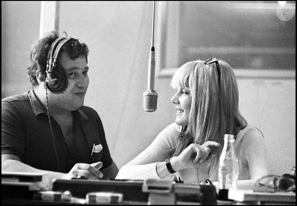 Carlos et Sylvie étaient également témoins lors du mariage de ce dernier en 1978, preuve de la proximité qui les liait. 

Archives - Sylvie Vartan et le chanteur Carlos à Paris avant l’enregistrement de l’émission de radio "Salut les copains" (1968 - 1969) sur Europe 1. AGENCE / BESTIMAGE