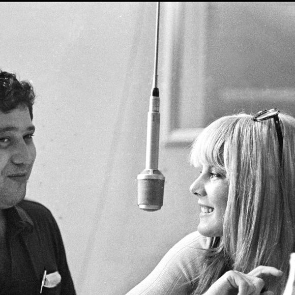 Carlos et Sylvie étaient également témoins lors du mariage de ce dernier en 1978, preuve de la proximité qui les liait. 

Archives - Sylvie Vartan et le chanteur Carlos à Paris avant l’enregistrement de l’émission de radio "Salut les copains" (1968 - 1969) sur Europe 1. AGENCE / BESTIMAGE