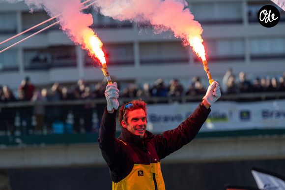 Le skipper du Macif, Charlie Dalin, remporte la dixième édition du tour du monde en solitaire du Vendée Globe en pulvérisant le record de l’épreuve en 64 jours, 19 heures 22 minutes et 49 secondes aux Sables-d'Olonne, en France, le 14 janvier 2025. © Alexis Courcoux/Psnewz/Bestimage